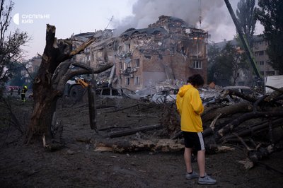 Нічна атака РФ на Київ: є загиблі і поранені, пожежі у кількох районах Нічна атака РФ на Київ: є загиблі і поранені, пожежі у кількох районах