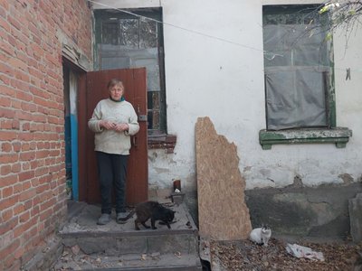 "Тепер навіть горобцям ніде діватися". Історія жінки з прикордоння Сумщини, яка втратила житло "Тепер навіть горобцям ніде діватися". Історія жінки з прикордоння Сумщини, яка втратила житло