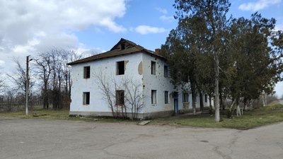 Пошкоджений внаслідок обстрілів РФ будинок у Квітневому Пошкоджений внаслідок обстрілів РФ будинок у Квітневому