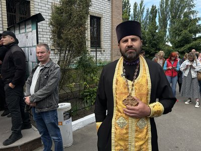 У Свято-Троїцькому храмі після рішення Верховного Суду відбулися сутички між вірянами УПЦ та ПЦУ У Свято-Троїцькому храмі після рішення Верховного Суду відбулися сутички між вірянами УПЦ та ПЦУ