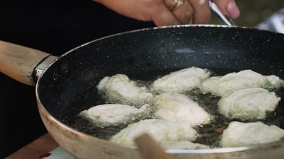 «Перейняла від мами і бабусі»: як на Рівненщині готують пісні пиріжки «лисички» «Перейняла від мами і бабусі»: як на Рівненщині готують пісні пиріжки «лисички»