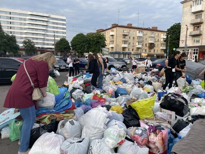 У Житомирі містяни зносять гуманітарну допомогу для постраждалих жителів Херсонщини