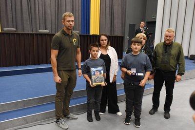 Родичам полеглих захисників передали їхні відзнаки "Почесний громадянин Тернопільської області" Родичам полеглих захисників передали їхні відзнаки "Почесний громадянин Тернопільської області"