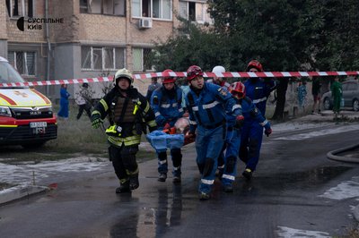 Нічна атака РФ на Київ: є загиблі і поранені, пожежі у кількох районах Нічна атака РФ на Київ: є загиблі і поранені, пожежі у кількох районах