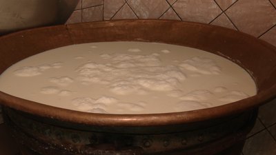 Мідний чан, молоко, сир, Бечко Мідний чан, молоко, сир, Бечко