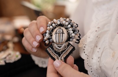 "Сила роду — це сила жінки": черкащанка створює брошки-обереги "Сила роду — це сила жінки": черкащанка створює брошки-обереги