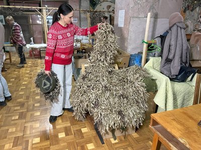 В Ужгороді волонтери третій рік в’яжуть маскувальні сітки, а також самостійно збирають гроші на матеріали В Ужгороді волонтери третій рік в’яжуть маскувальні сітки, а також самостійно збирають гроші на матеріали