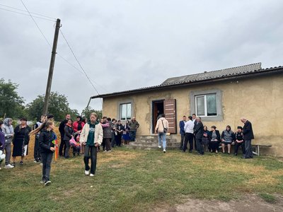 Люди прийшли попрощатися до будинку Миколи Білика Люди прийшли попрощатися до будинку Миколи Білика