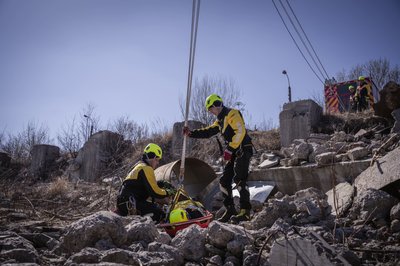 Рятувальники проводять операцію по порятунку людини Рятувальники проводять операцію по порятунку людини