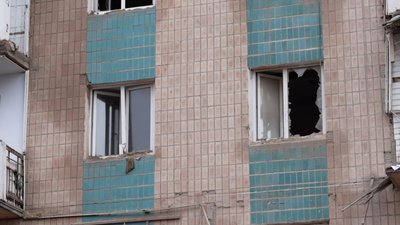 вибиті вікна, зруйнований будинок вибиті вікна, зруйнований будинок