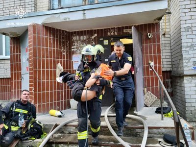 У Черкасах спалахнула пожежа в багатоповерхівці: мешканців евакуювали рятувальники У Черкасах спалахнула пожежа в багатоповерхівці: мешканців евакуювали рятувальники
