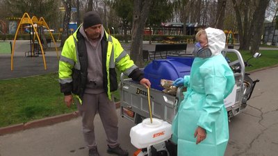 У хмельницьких парках труять кліщів: чи безпечний препарат для людей та тварин