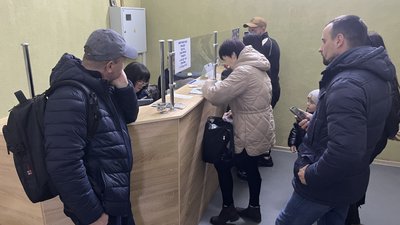 Черги у квиткові каси на залізничному вокзалі у Харкові через хакерську атаку на сервіси "Укрзалізниці", 24 березня 2025 року Черги у квиткові каси на залізничному вокзалі у Харкові через хакерську атаку на сервіси "Укрзалізниці", 24 березня 2025 року