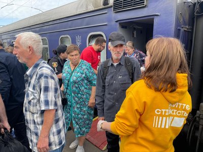 30 переселенців з Донечини приїхали на Рівненщину евакуаційним потягом 30 переселенців з Донечини приїхали на Рівненщину евакуаційним потягом