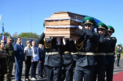 Прах лідера ОУН Євгена Коновальця привезли в Україну через пункт пропуску «Ужгород» Прах лідера ОУН Євгена Коновальця привезли в Україну через пункт пропуску «Ужгород»