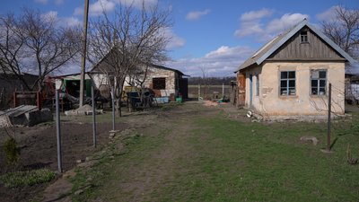 "Воно гримить, а ми город садимо" — жителі прифронтового села Дніпропетровщини, яке ледь не щодня атакує армія РФ "Воно гримить, а ми город садимо" — жителі прифронтового села Дніпропетровщини, яке ледь не щодня атакує армія РФ