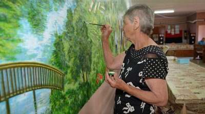 Все життя з пензлем у руках: 77-річна черкащанка розмалювала селище, у якому живе Все життя з пензлем у руках: 77-річна черкащанка розмалювала селище, у якому живе