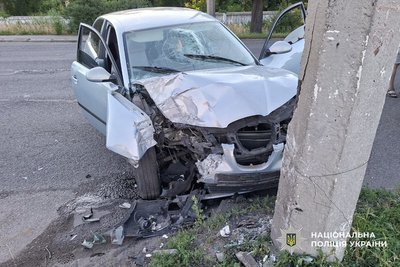 Пасажирка отримала травми: у Черкасах авто в'їхало в електроопору Пасажирка отримала травми: у Черкасах авто в'їхало в електроопору