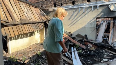 «Над міською радою — небо видно»: як відновлюють адмінбудівлю у Прилуках, куди влучив російський дрон «Над міською радою — небо видно»: як відновлюють адмінбудівлю у Прилуках, куди влучив російський дрон