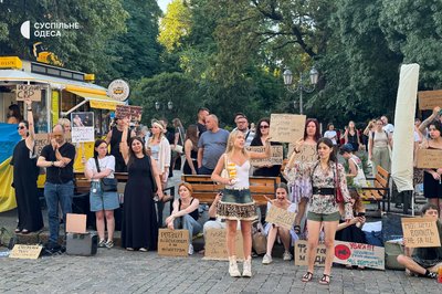 Одесити втретє зібралися на акцію протесту проти відставки міністра оборони Федорова Одесити втретє зібралися на акцію протесту проти відставки міністра оборони Федорова