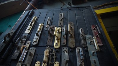Зберегти автентику міста: як одеські столяри відновлюють історичні двері після обстрілів Зберегти автентику міста: як одеські столяри відновлюють історичні двері після обстрілів