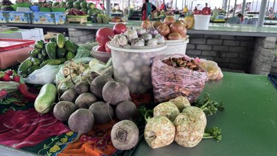 Помідори, кабачки, огірки, буряк на ринку в Харкові