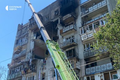 Пошкоджена через атаку 9-поверхівка в Одесі може обвалитися — на місці працюють фахівці Пошкоджена через атаку 9-поверхівка в Одесі може обвалитися — на місці працюють фахівці