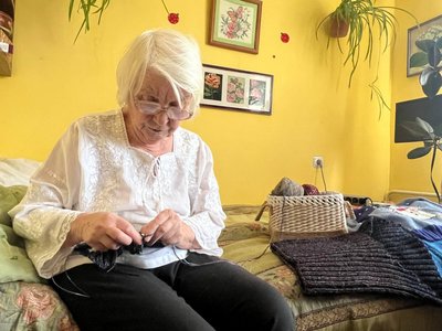 "Як не в'язати, коли вони мерзнуть в окопах": як вінницькі волонтерки підтримують оборонців "Як не в'язати, коли вони мерзнуть в окопах": як вінницькі волонтерки підтримують оборонців