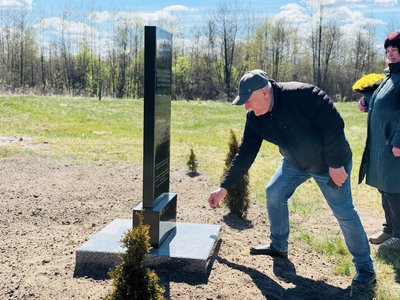 Пам’ятний знак на місці масового розстрілу понад 300 євреїв відкрили на Рівненщині Пам’ятний знак на місці масового розстрілу понад 300 євреїв відкрили на Рівненщині