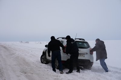 Через погоду машини з евакуаційної колони застрягали в снігу дорогою до Вишневого Через погоду машини з евакуаційної колони застрягали в снігу дорогою до Вишневого