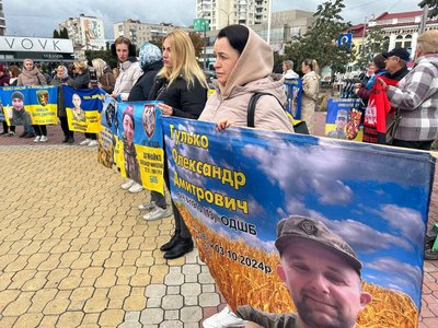 "В те, що 200-ий — не вірю": у Хмельницькому відбулась акція в підтримку військовополонених "В те, що 200-ий — не вірю": у Хмельницькому відбулась акція в підтримку військовополонених