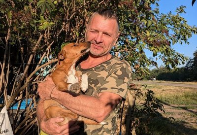 Хмельницькі волонтери допомагають військовому, який малює в бліндажі