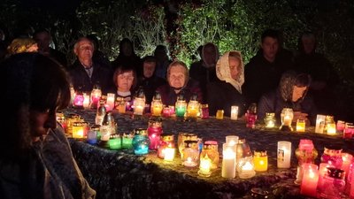 На Тернопільщині хрести біля церкви прикрашають квітами На Тернопільщині хрести біля церкви прикрашають квітами