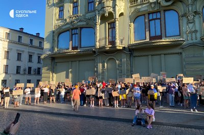 Одесити вдруге вийшли на акцію проти законопроєкту, що послаблює НАБУ та САП Одесити вдруге вийшли на акцію проти законопроєкту, що послаблює НАБУ та САП