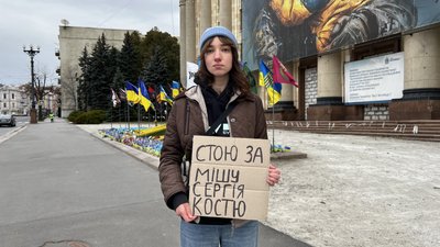 Учасниця акції вшанування загиблих військових Олена Лупова, 1 жовтня 2025 Учасниця акції вшанування загиблих військових Олена Лупова, 1 жовтня 2025
