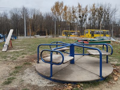 У Полтаві за понад мільйон гривень оновлюють шість дитячих майданчиків