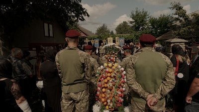 Роблять на похорон, щоби віддати шану: як у селах Буковини зберігають традицію поминального деревця | "Жива спадщина" Роблять на похорон, щоби віддати шану: як у селах Буковини зберігають традицію поминального деревця | "Жива спадщина"