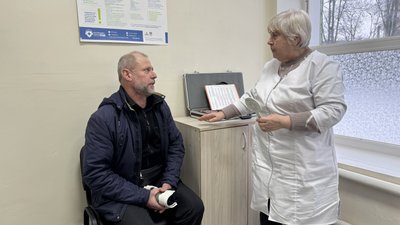 Переселенець Ігор Гончаров на прийомі у лікаря у Куп'янському медцентрі Переселенець Ігор Гончаров на прийомі у лікаря у Куп'янському медцентрі