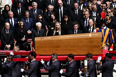 The Telegraph: Ватикан порушив протокол, щоб на похороні Папи Зеленський був у першому ряду неподалік від Трампа The Telegraph: Ватикан порушив протокол, щоб на похороні Папи Зеленський був у першому ряду неподалік від Трампа