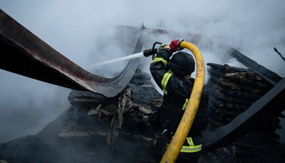 Пожежі у будинку та на території одного з підприємств стались внаслідок російської атаки 13 вересня на Хмельниччині Пожежі у будинку та на території одного з підприємств стались внаслідок російської атаки 13 вересня на Хмельниччині