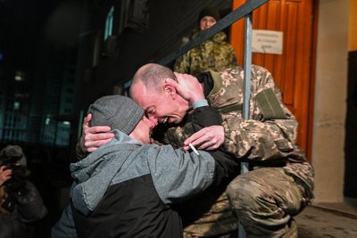 Український військовий зустрічається з другом після повернення з російського полону 30 грудня 2024 року Український військовий зустрічається з другом після повернення з російського полону 30 грудня 2024 року