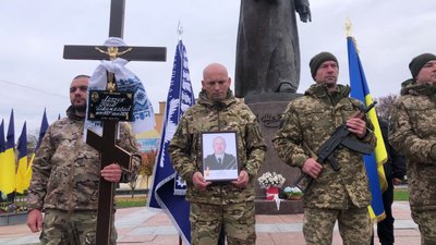 З військовими Юрієм Лапчуком та Юрієм Трофимчуком попрощалися у Рівному З військовими Юрієм Лапчуком та Юрієм Трофимчуком попрощалися у Рівному