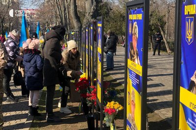 "У серці просто діра, в душі — пустота": на Алеї Героїв в Одесі увічнили памʼять ще 48 загиблих військових "У серці просто діра, в душі — пустота": на Алеї Героїв в Одесі увічнили памʼять ще 48 загиблих військових
