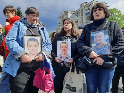 До храму прийшли рідні загиблих воїнів з їхніми портретами До храму прийшли рідні загиблих воїнів з їхніми портретами