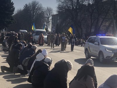 На щиті: громада Черкащини поховала захисника На щиті: громада Черкащини поховала захисника
