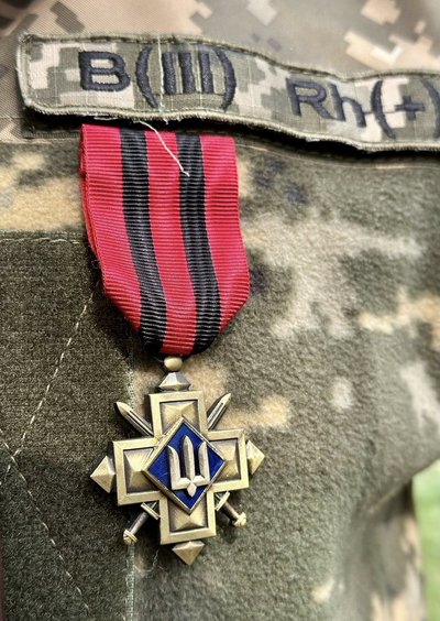 У Полтаві військовослужбовця нагородили відзнакою "Золотий хрест" У Полтаві військовослужбовця нагородили відзнакою "Золотий хрест"