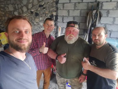 “Я б не перейшов до ПЦУ
без підтримки сімʼї”: інтерв'ю зі священником з Буковини Василем Левченком “Я б не перейшов до ПЦУ
без підтримки сімʼї”: інтерв'ю зі священником з Буковини Василем Левченком