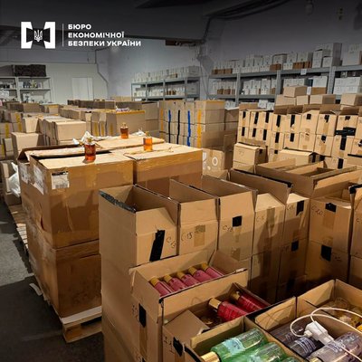 На Полтавщині викрили масштабне підпільне виробництво фальсифікованої парфумерії та косметики світових брендів На Полтавщині викрили масштабне підпільне виробництво фальсифікованої парфумерії та косметики світових брендів