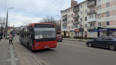 У луцькій маршрутці №10 водій частує пасажирів фруктами, горіхами та цукерками У луцькій маршрутці №10 водій частує пасажирів фруктами, горіхами та цукерками