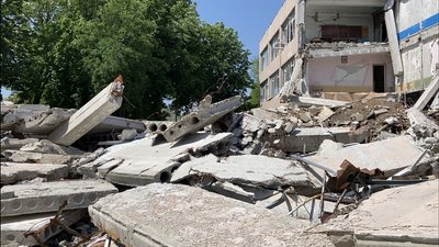 Ліцей №8 у Лозовій на Харківщині, в який торік влучила російська ракета, червень 2023 року Ліцей №8 у Лозовій на Харківщині, в який торік влучила російська ракета, червень 2023 року